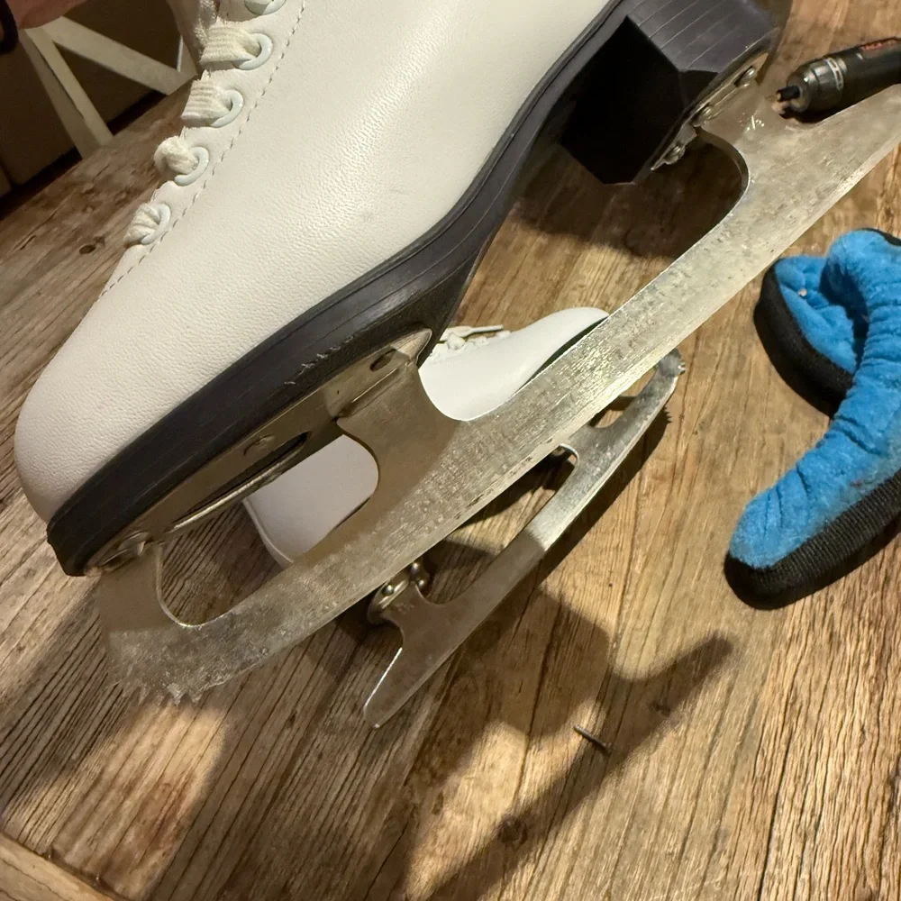 Jackson figure skates youth size 3. White- used an excellent condition. - Picture 6 of 8